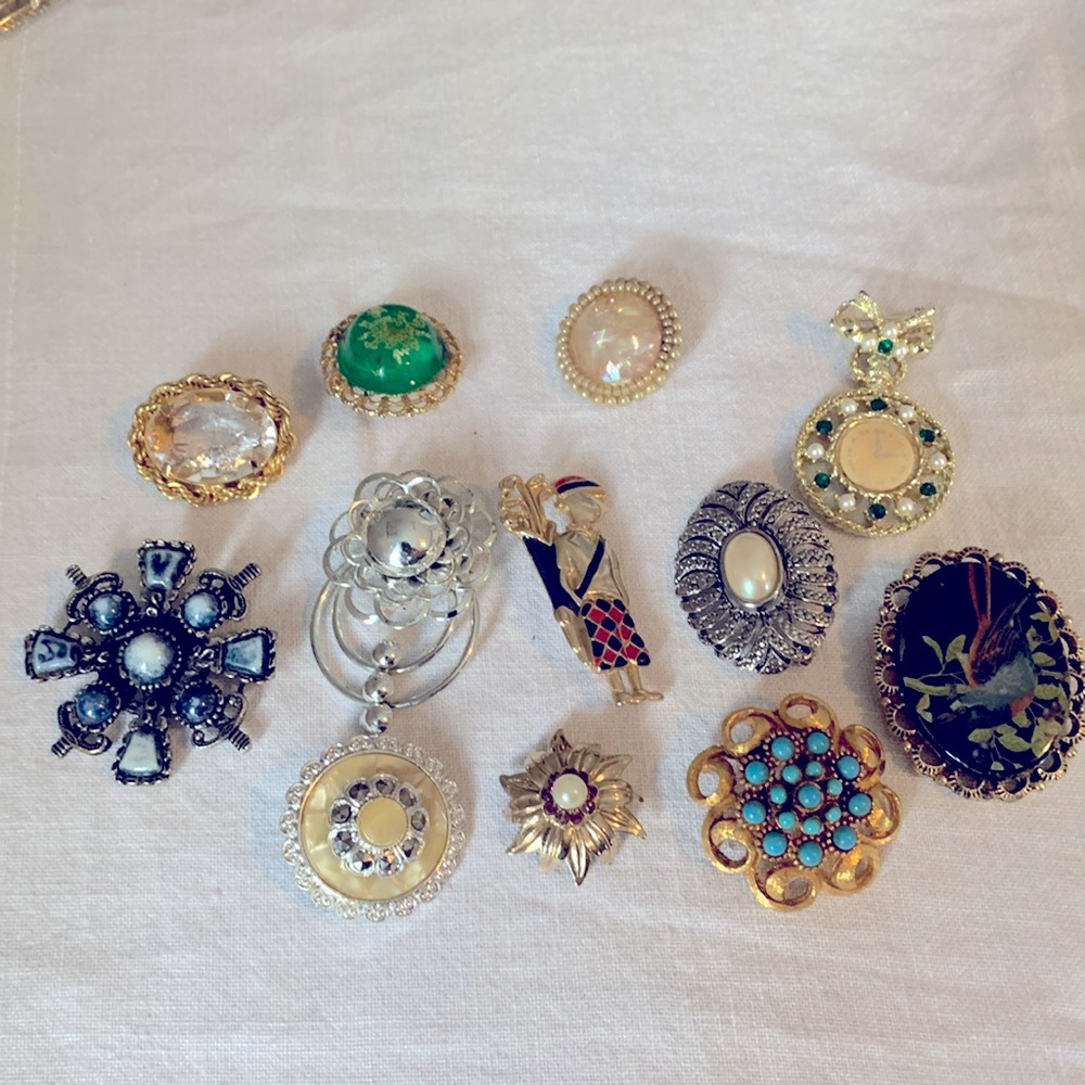 Lot of vintage brooches